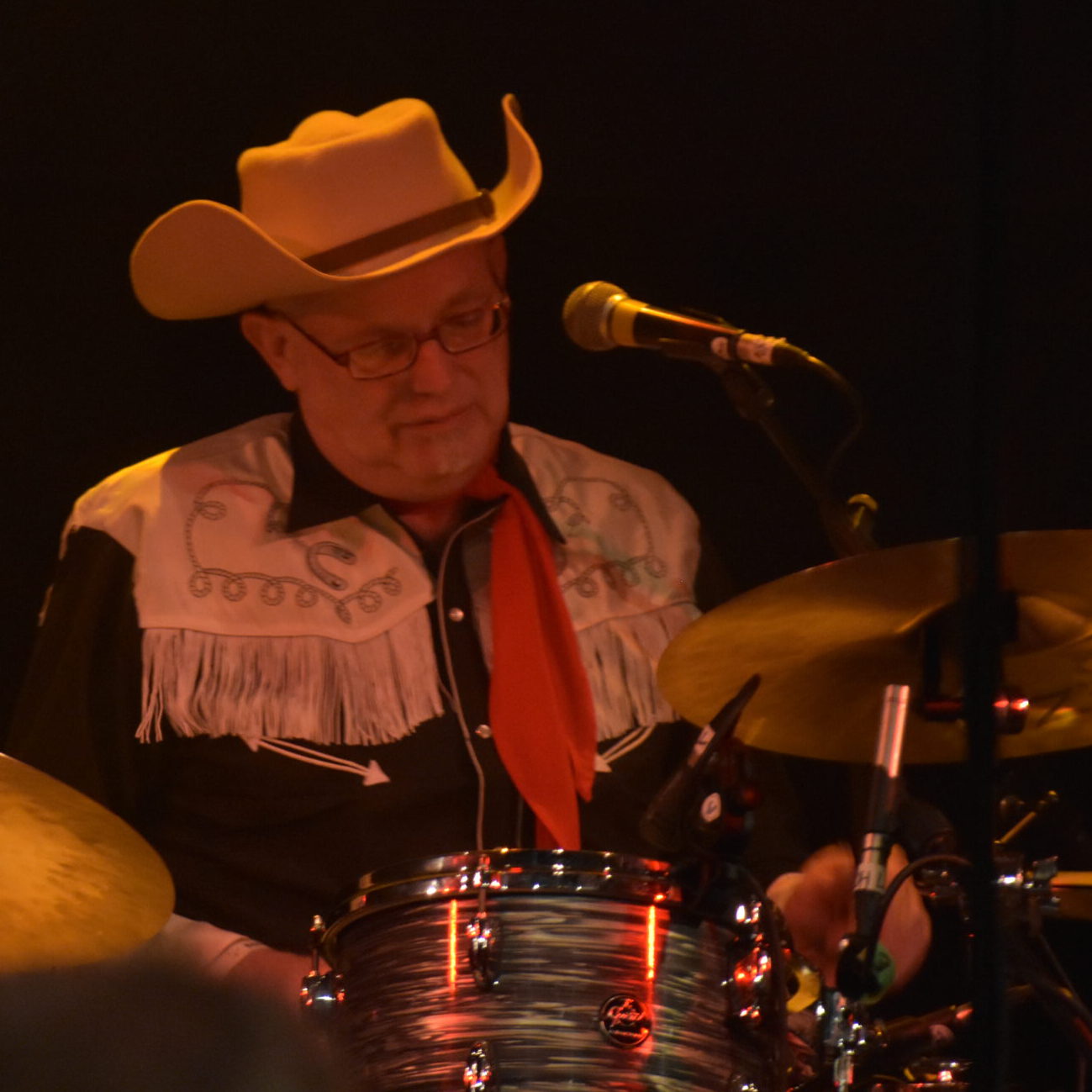 Monty Rattlesnake, drummer of the Western Swing Club in action at Berlin-Shake 2023